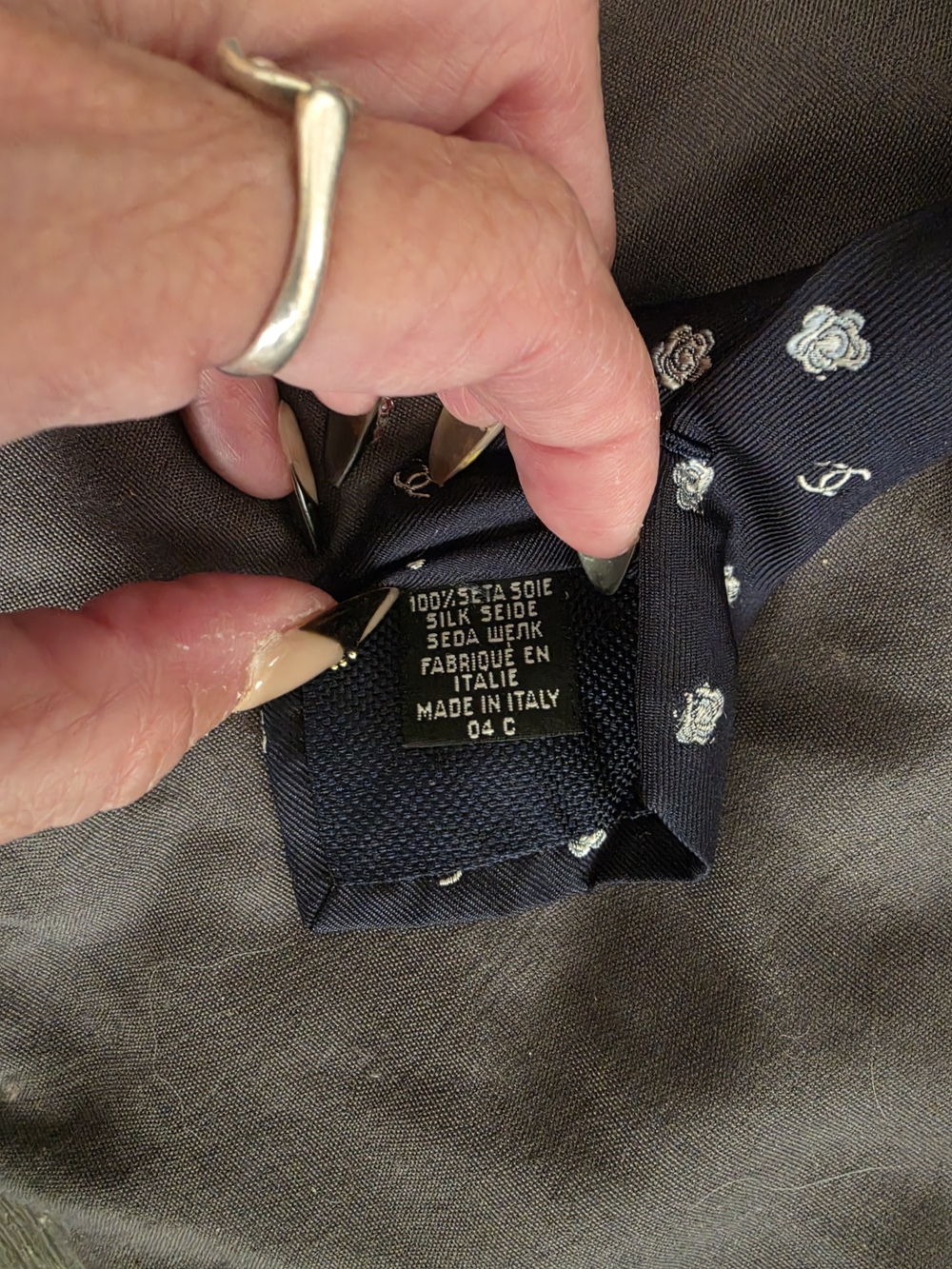 Authentic Chanel Men’s Black Floral Motif Silk Tie - Picture 5 of 6
